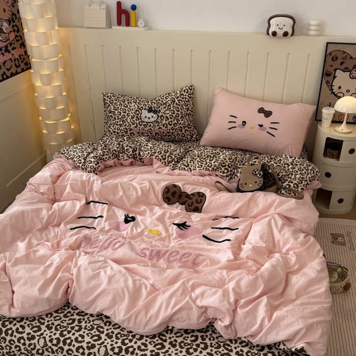 91家纺网 家纺一手货源 找家纺 奈颜 2026新款A类水洗棉大版毛巾绣豹纹小猫四件套--实拍图 豹纹小猫-粉咖