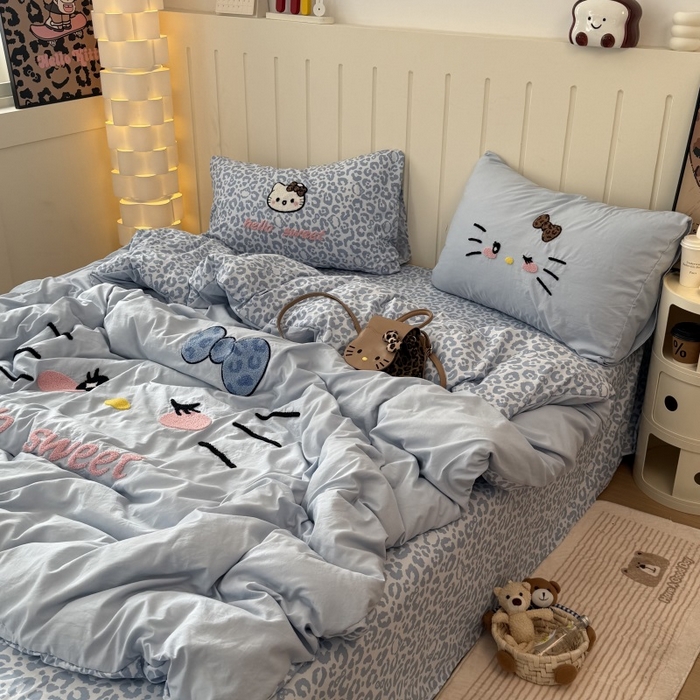 91家纺网 家纺一手货源 找家纺 奈颜 2026新款A类水洗棉大版毛巾绣豹纹小猫四件套--实拍图 豹纹小猫-浅蓝