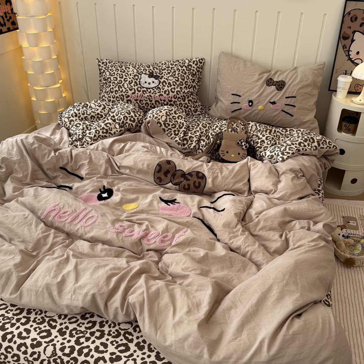 91家纺网 家纺一手货源 找家纺 奈颜 2026新款A类水洗棉大版毛巾绣豹纹小猫四件套--实拍图 豹纹小猫-浅咖