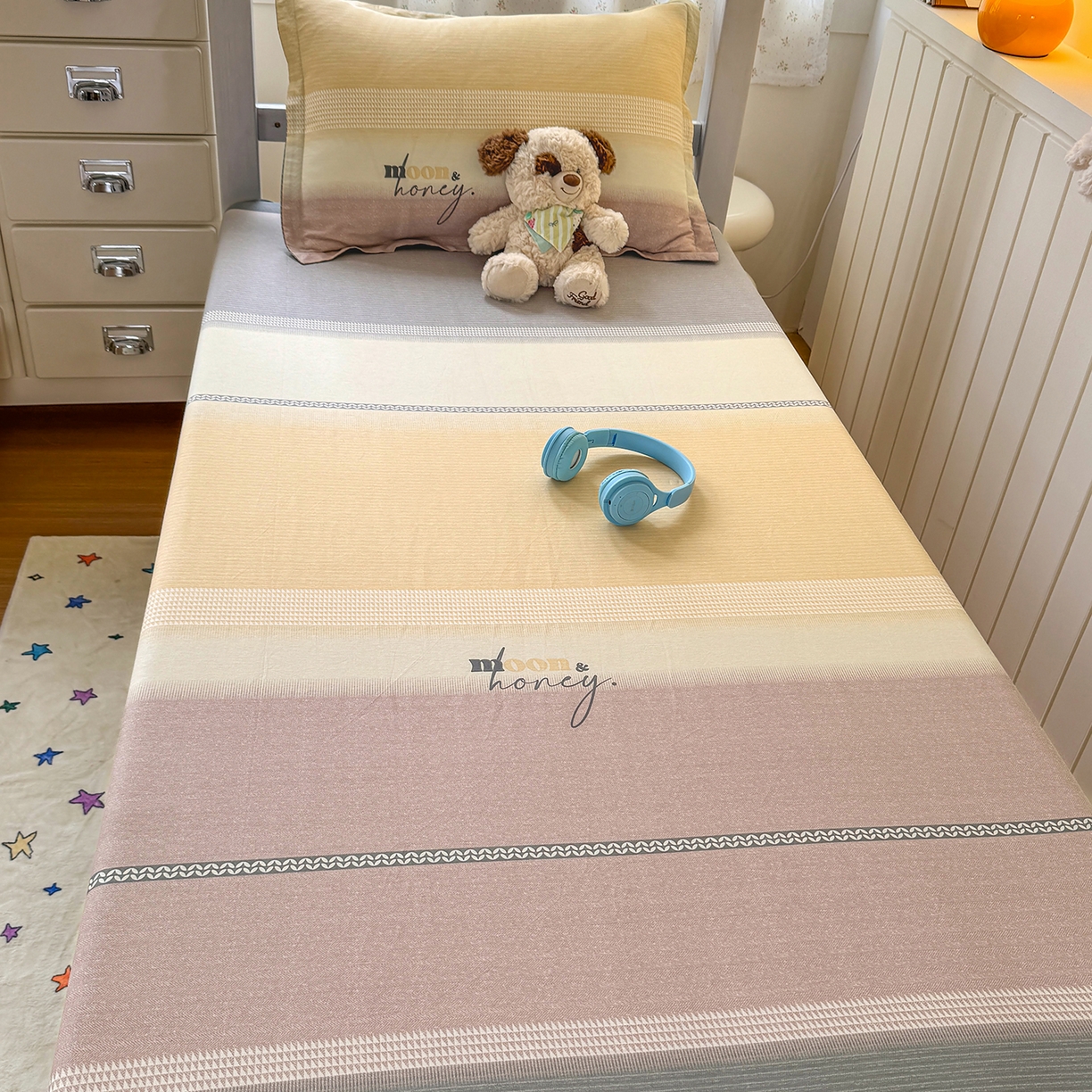 91家纺网 家纺一手货源 找家纺 尚帛 2026新款全棉品质喷气印花爆款四件套 多规格套件 单品系列-学生款单床笠 协奏曲-红