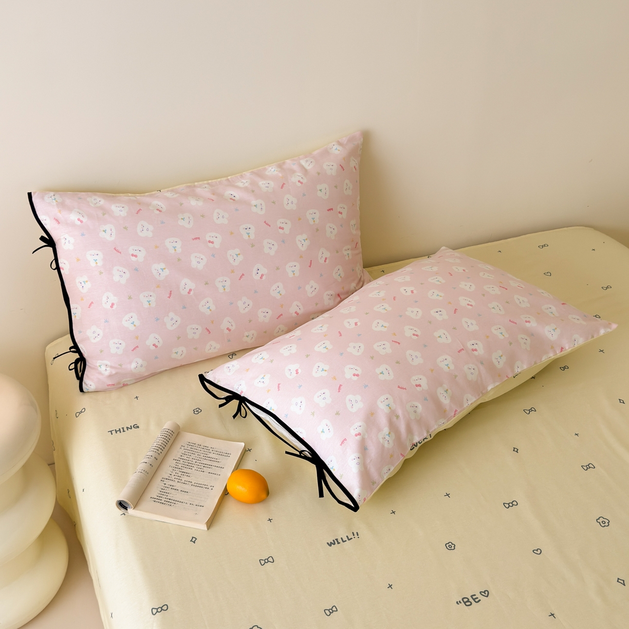 91家纺网 家纺一手货源 找家纺 乐童家纺 2026新款嵌绳蝴蝶结丝带工艺款小红色热推四件套 粉兔家族