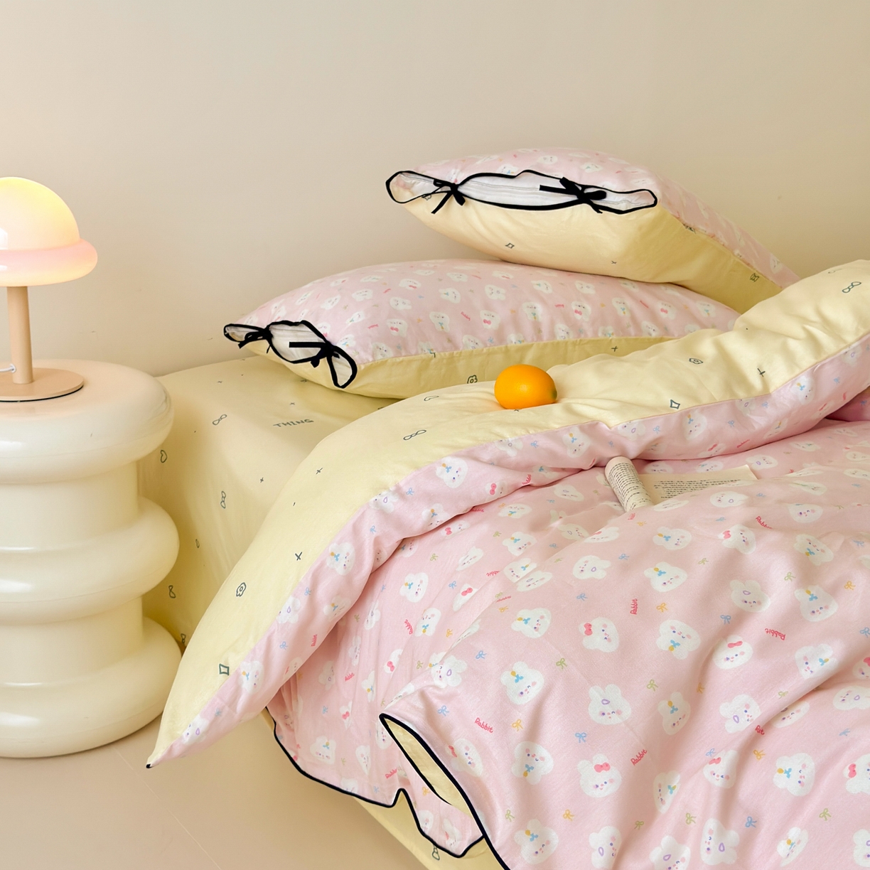 91家纺网 家纺一手货源 找家纺 乐童家纺 2026新款嵌绳蝴蝶结丝带工艺款小红色热推四件套 粉兔家族