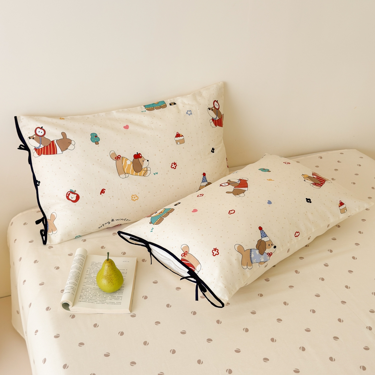 91家纺网 家纺一手货源 找家纺 乐童家纺 2026新款嵌绳蝴蝶结丝带工艺款小红色热推四件套 狗狗家族