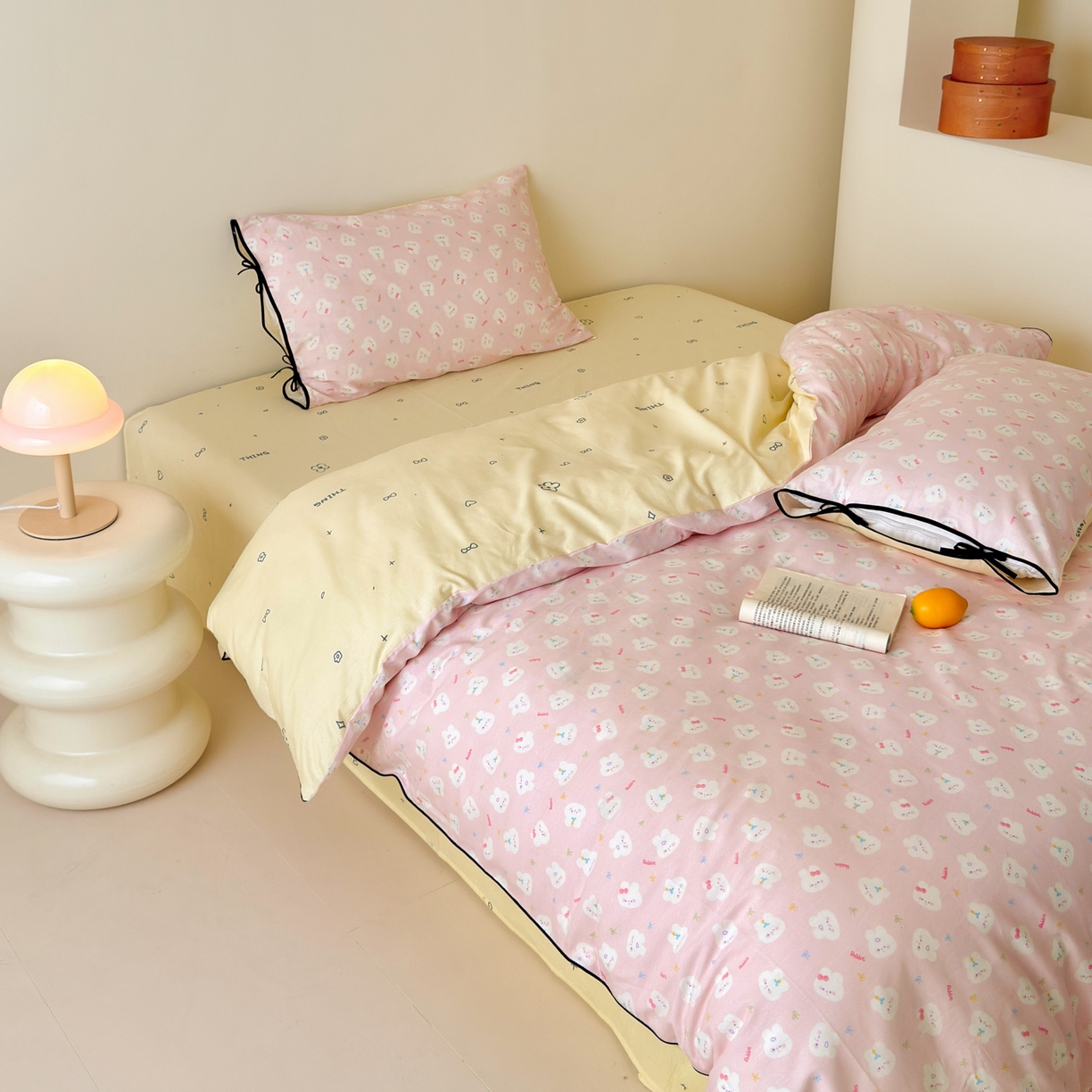 91家纺网 家纺一手货源 找家纺 乐童家纺 2026新款嵌绳蝴蝶结丝带工艺款小红色热推四件套 粉兔家族