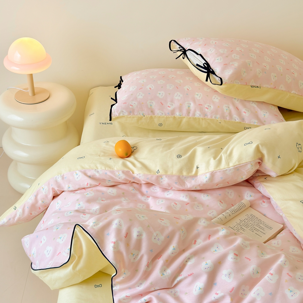 91家纺网 家纺一手货源 找家纺 乐童家纺 2026新款嵌绳蝴蝶结丝带工艺款小红色热推四件套 粉兔家族