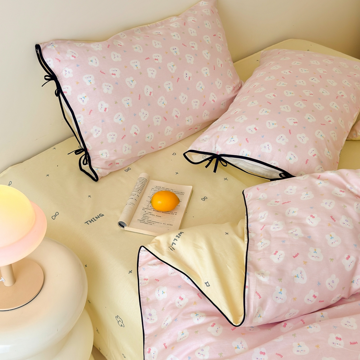 91家纺网 家纺一手货源 找家纺 乐童家纺 2026新款嵌绳蝴蝶结丝带工艺款小红色热推四件套 粉兔家族