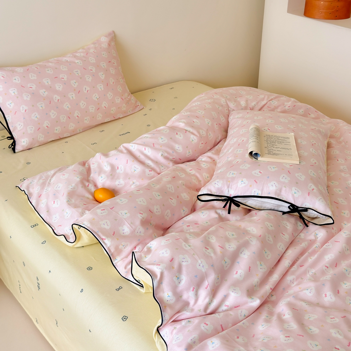 91家纺网 家纺一手货源 找家纺 乐童家纺 2026新款嵌绳蝴蝶结丝带工艺款小红色热推四件套 粉兔家族