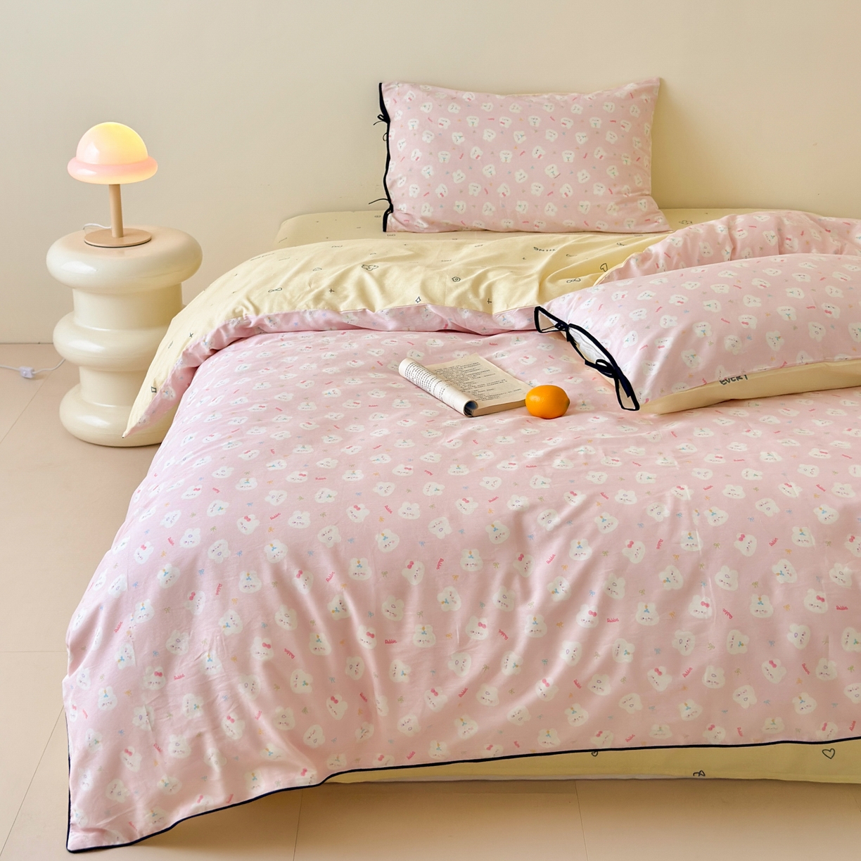 91家纺网 家纺一手货源 找家纺 乐童家纺 2026新款嵌绳蝴蝶结丝带工艺款小红色热推四件套 粉兔家族