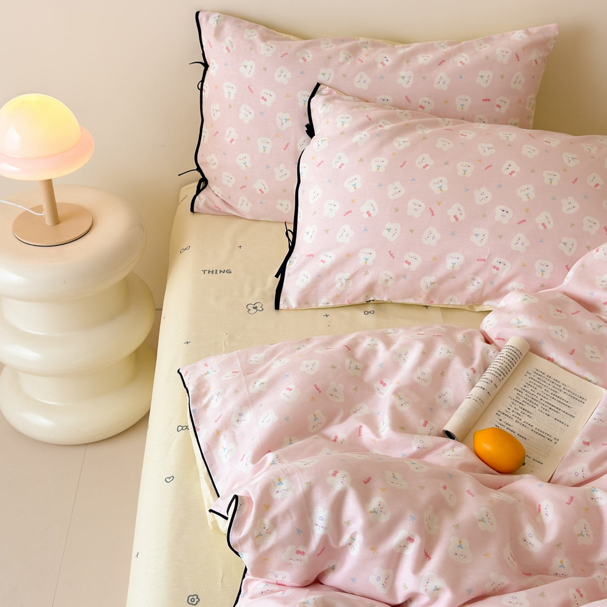 91家纺网 家纺一手货源 找家纺 乐童家纺 2026新款嵌绳蝴蝶结丝带工艺款小红色热推四件套 粉兔家族