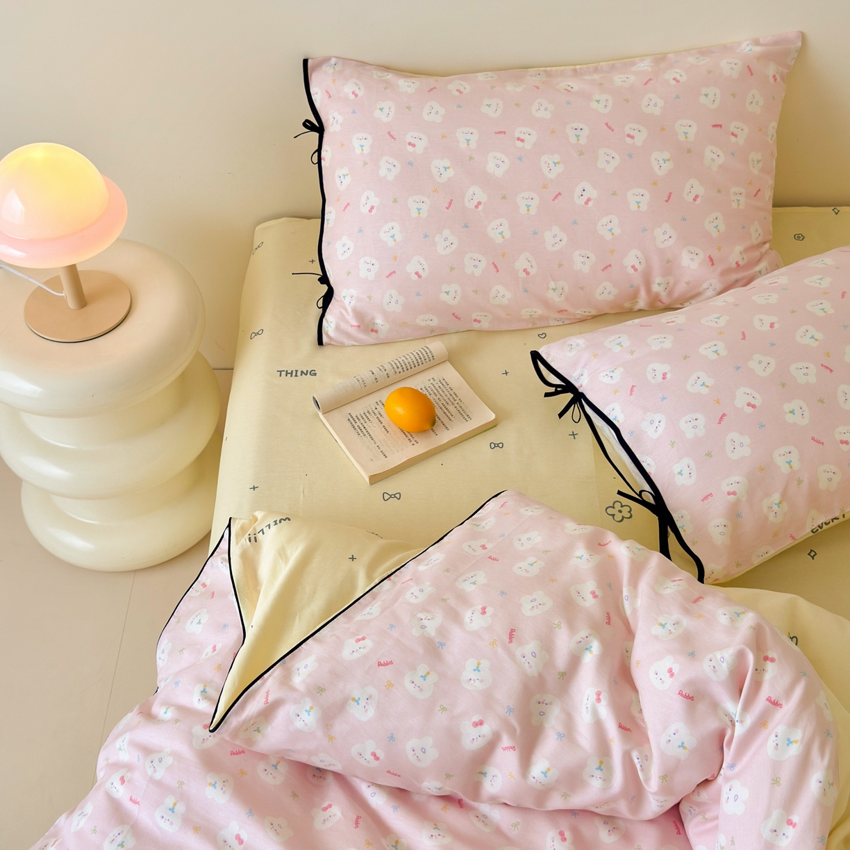 91家纺网 家纺一手货源 找家纺 乐童家纺 2026新款嵌绳蝴蝶结丝带工艺款小红色热推四件套 粉兔家族