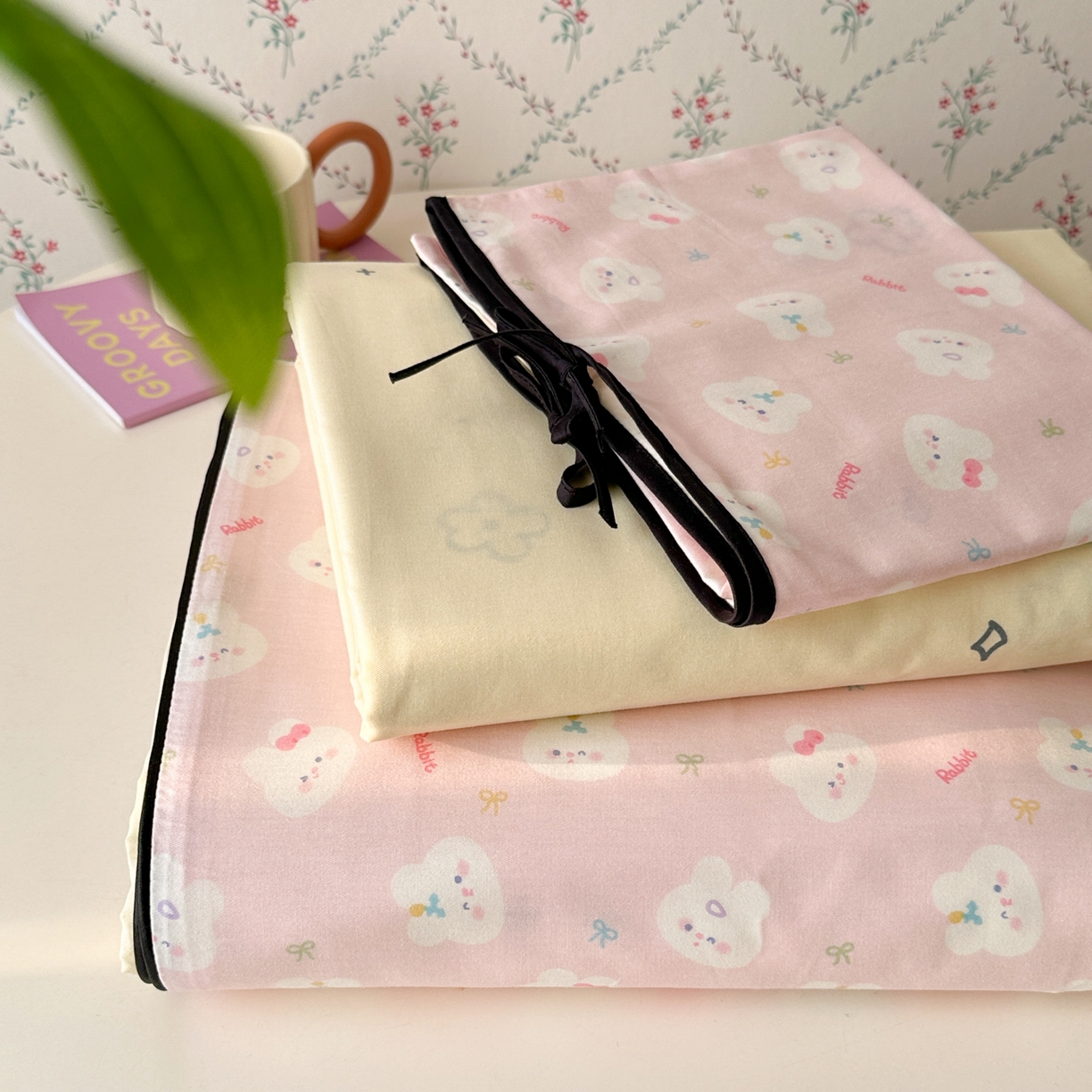 91家纺网 家纺一手货源 找家纺 乐童家纺 2026新款嵌绳蝴蝶结丝带工艺款小红色热推四件套 粉兔家族