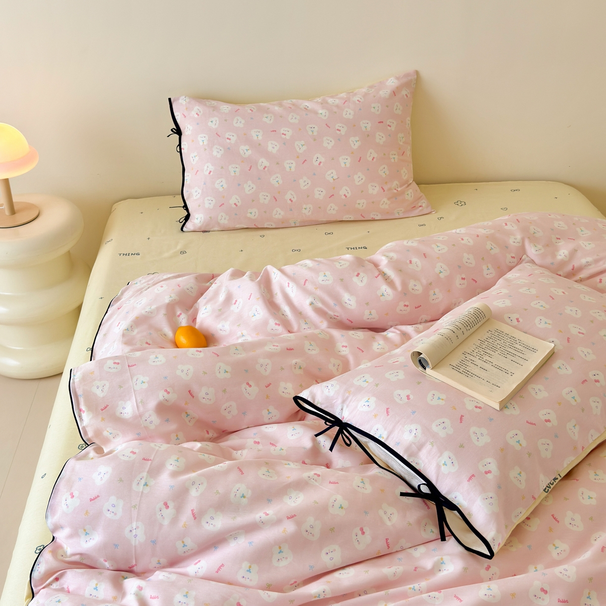 乐童家纺 2026新款嵌绳蝴蝶结丝带工艺款小红色热推四件套 粉兔家族