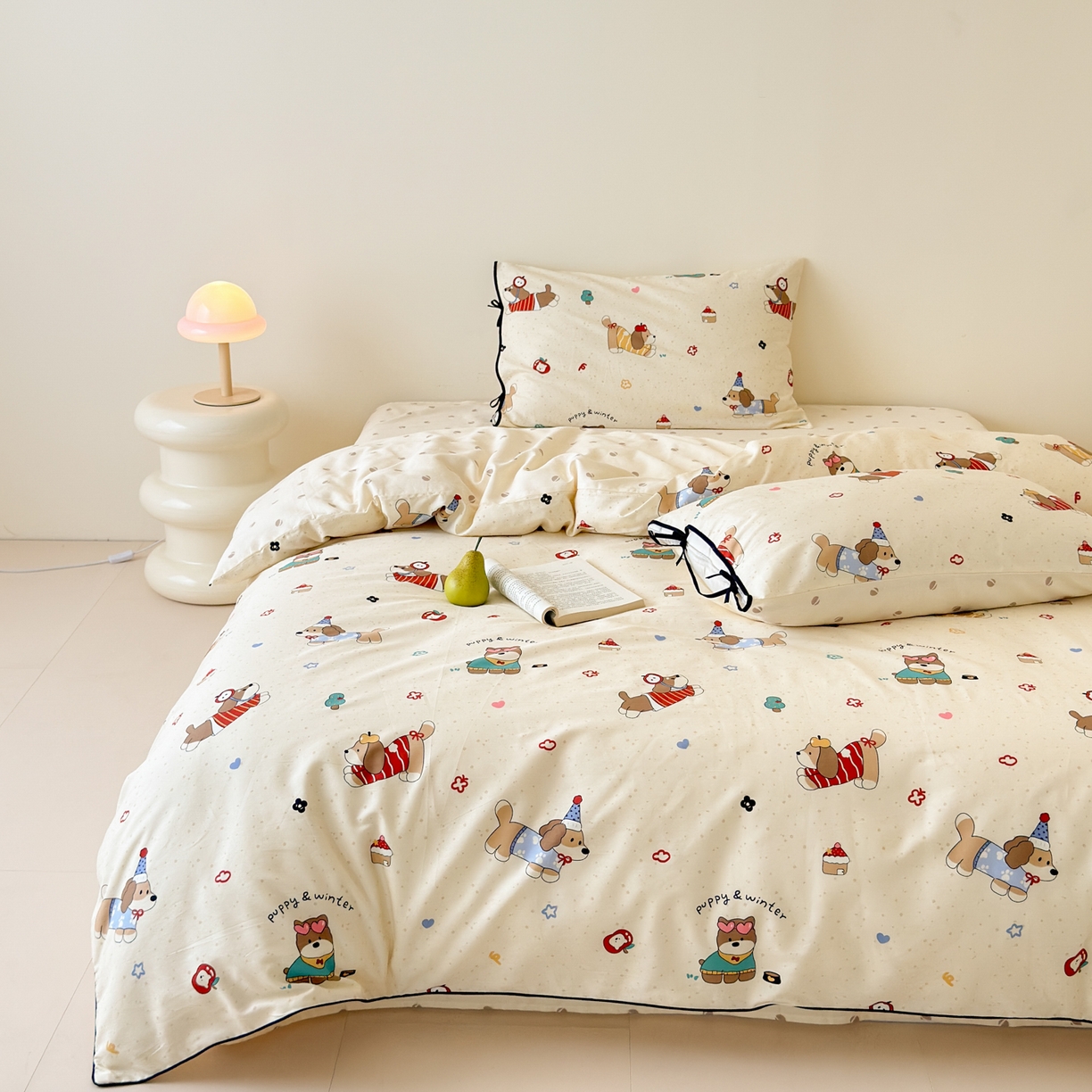 91家纺网 家纺一手货源 找家纺 乐童家纺 2026新款嵌绳蝴蝶结丝带工艺款小红色热推四件套 狗狗家族