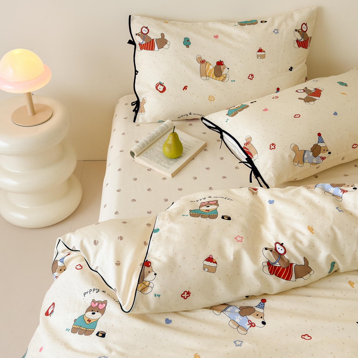 91家纺网 家纺一手货源 找家纺 乐童家纺 2026新款嵌绳蝴蝶结丝带工艺款小红色热推四件套 狗狗家族