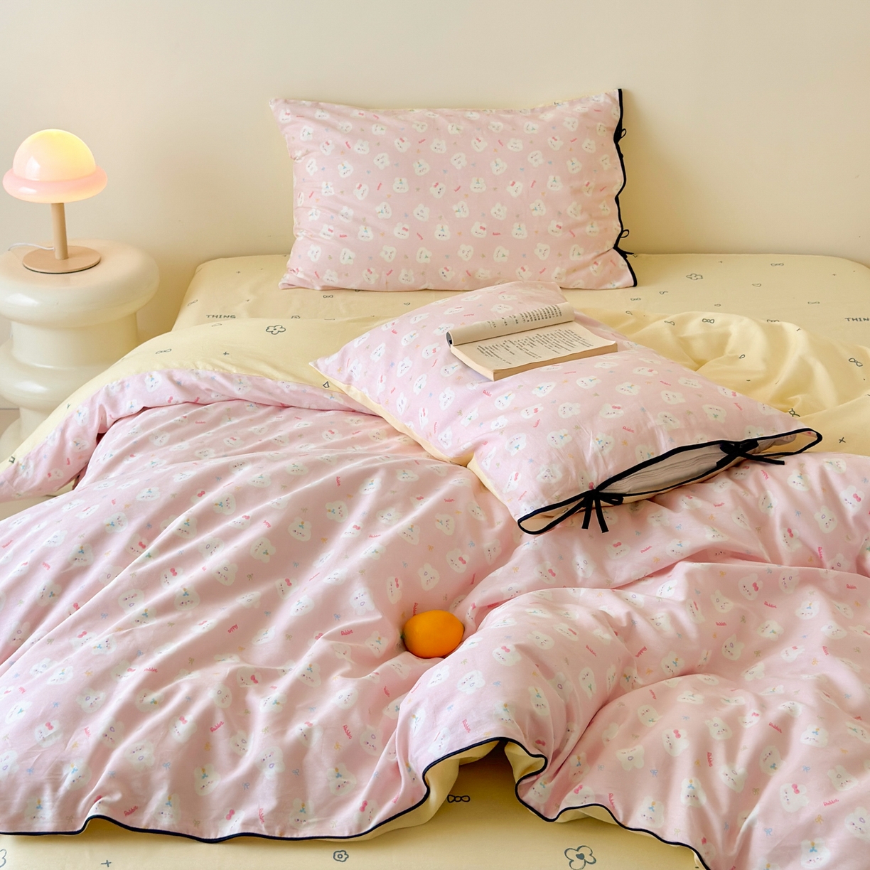 91家纺网 家纺一手货源 找家纺 乐童家纺 2026新款嵌绳蝴蝶结丝带工艺款小红色热推四件套 粉兔家族