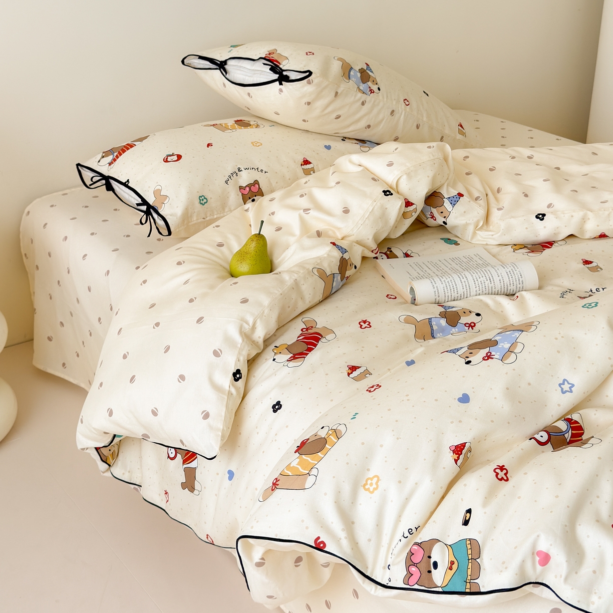 91家纺网 家纺一手货源 找家纺 乐童家纺 2026新款嵌绳蝴蝶结丝带工艺款小红色热推四件套 狗狗家族