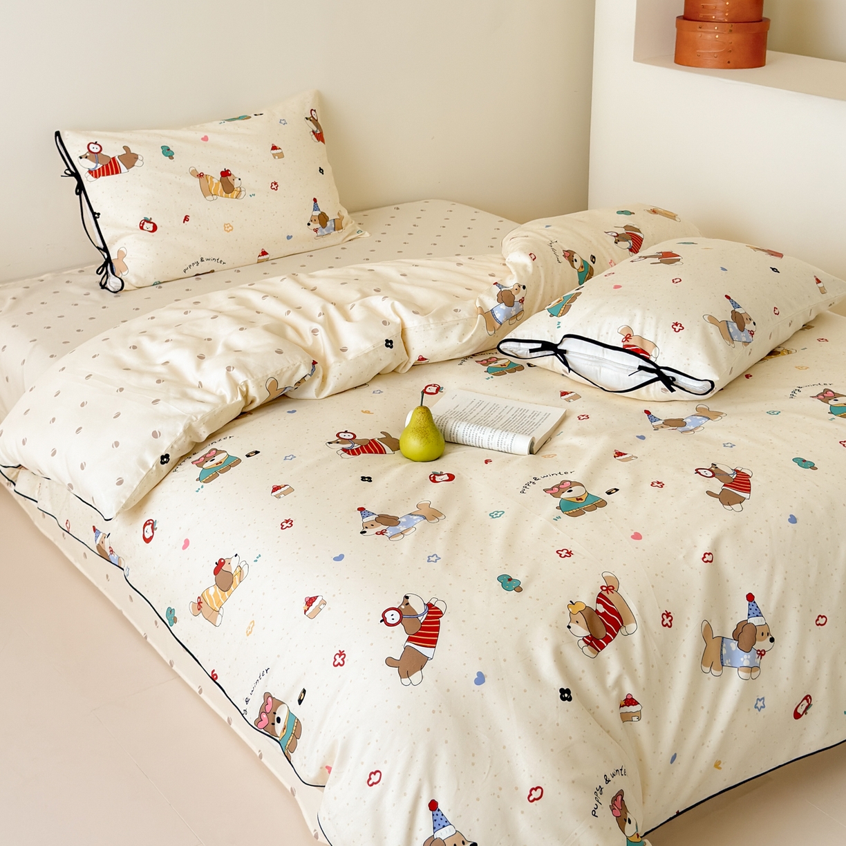 91家纺网 家纺一手货源 找家纺 乐童家纺 2026新款嵌绳蝴蝶结丝带工艺款小红色热推四件套 狗狗家族