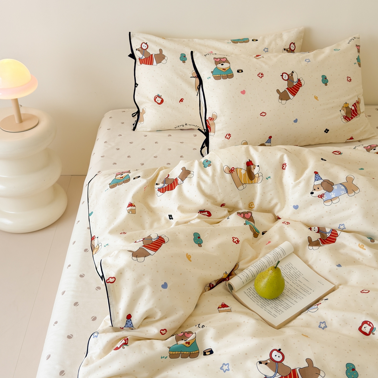 91家纺网 家纺一手货源 找家纺 乐童家纺 2026新款嵌绳蝴蝶结丝带工艺款小红色热推四件套 狗狗家族