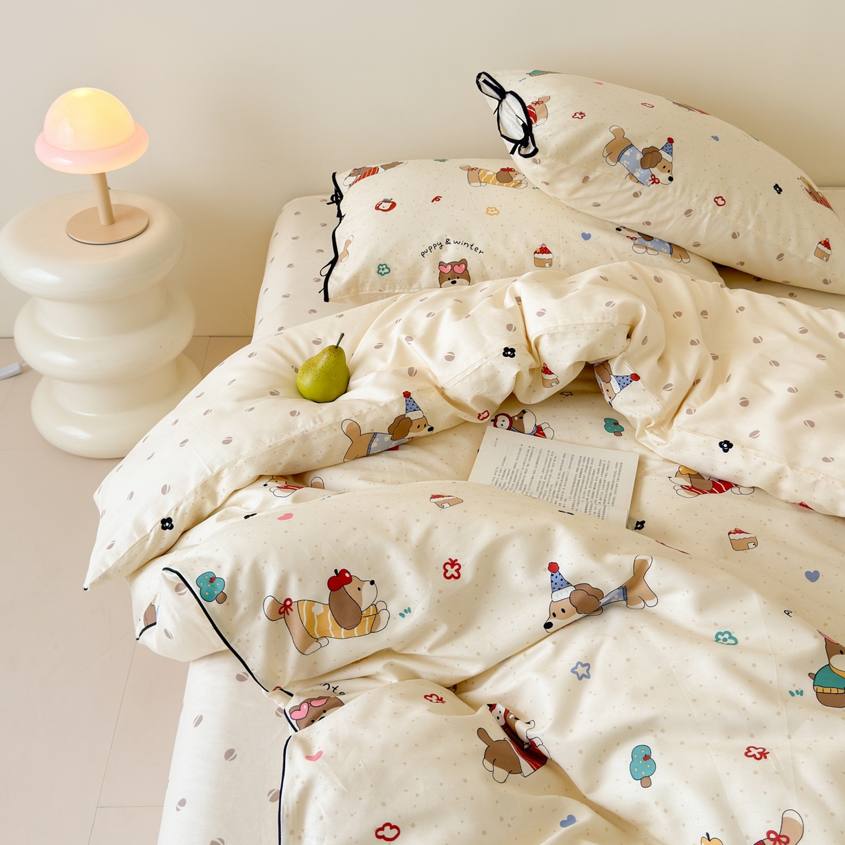 91家纺网 家纺一手货源 找家纺 乐童家纺 2026新款嵌绳蝴蝶结丝带工艺款小红色热推四件套 狗狗家族