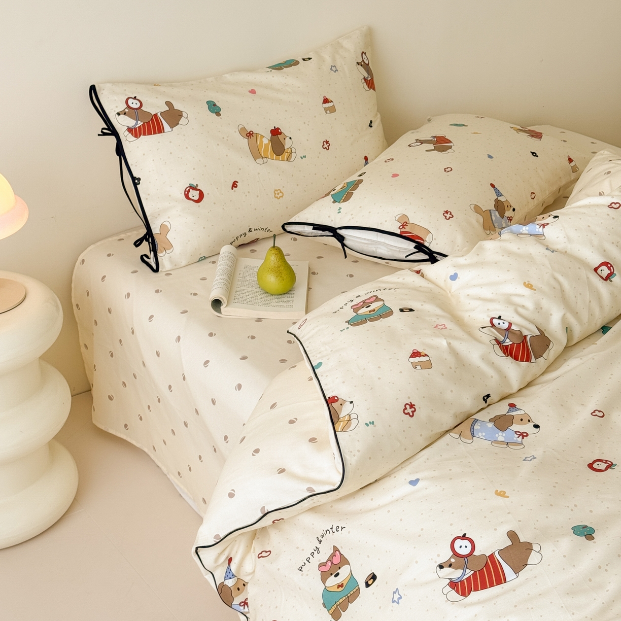 91家纺网 家纺一手货源 找家纺 乐童家纺 2026新款嵌绳蝴蝶结丝带工艺款小红色热推四件套 狗狗家族