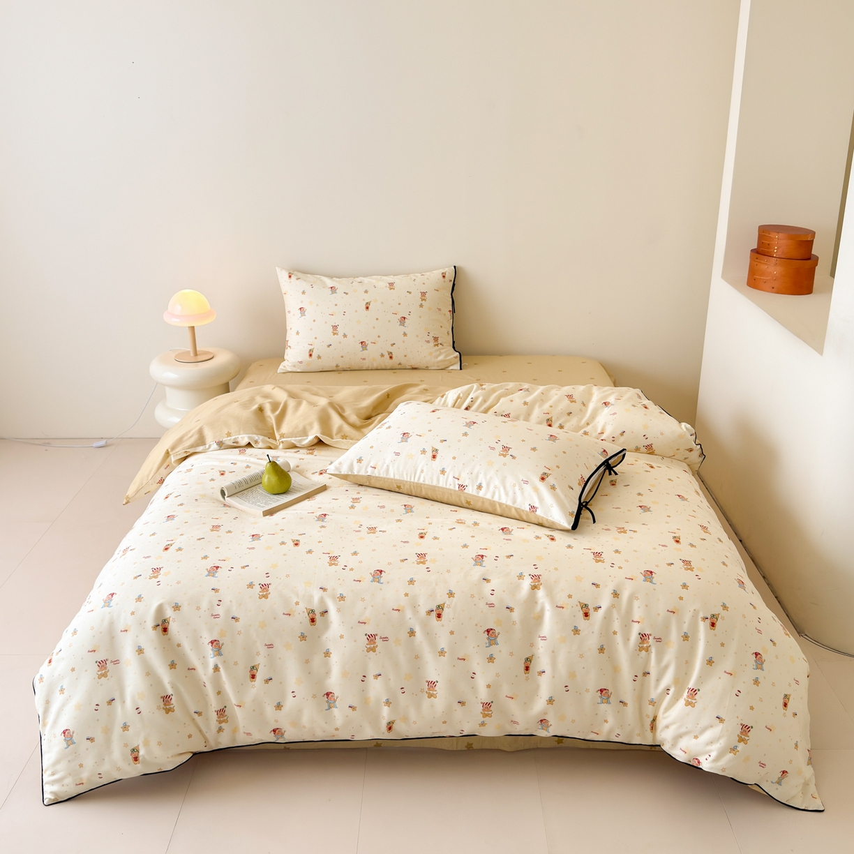 91家纺网 家纺一手货源 找家纺 乐童家纺 2026新款嵌绳蝴蝶结丝带工艺款小红色热推四件套 快乐小町