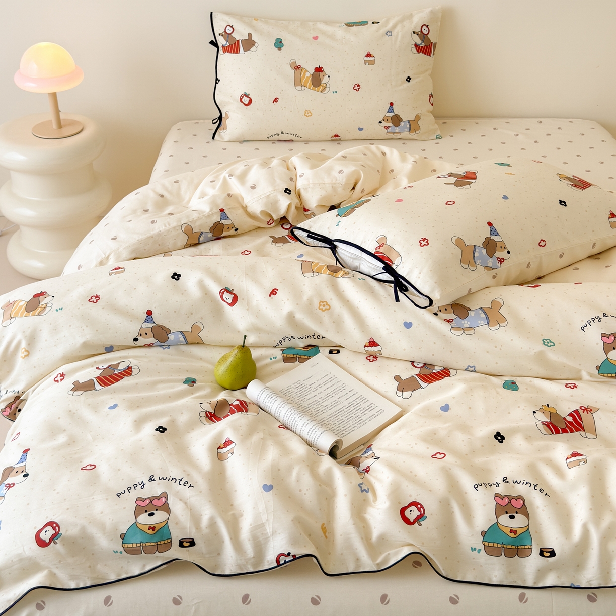 91家纺网 家纺一手货源 找家纺 乐童家纺 2026新款嵌绳蝴蝶结丝带工艺款小红色热推四件套 狗狗家族