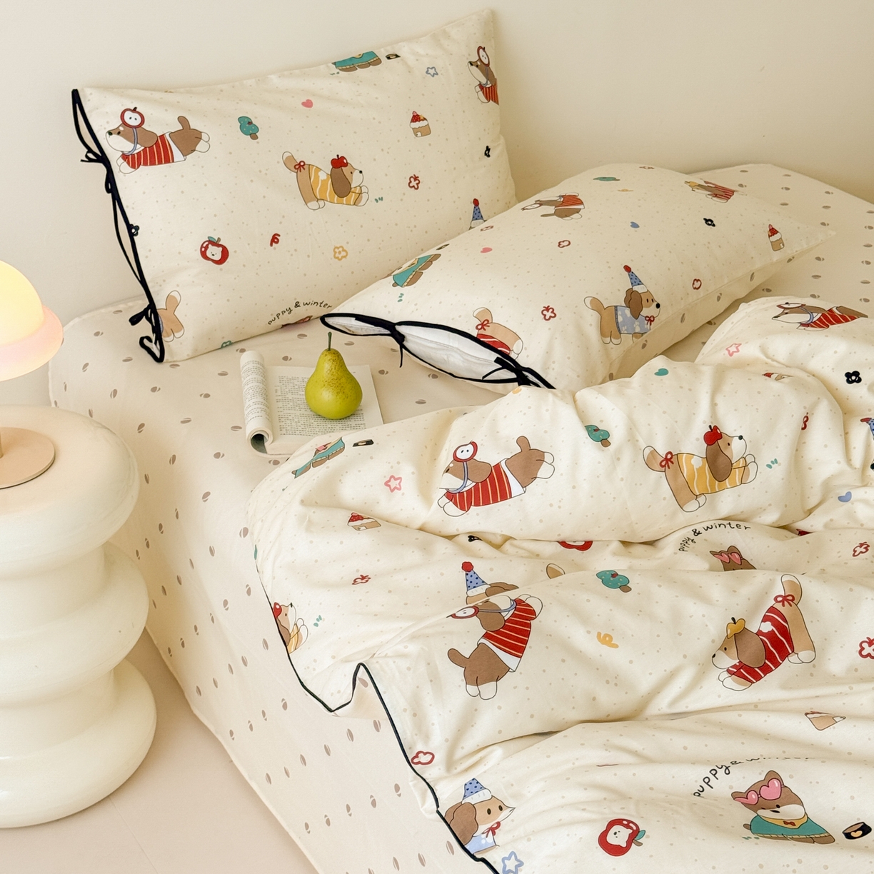 91家纺网 家纺一手货源 找家纺 乐童家纺 2026新款嵌绳蝴蝶结丝带工艺款小红色热推四件套 狗狗家族