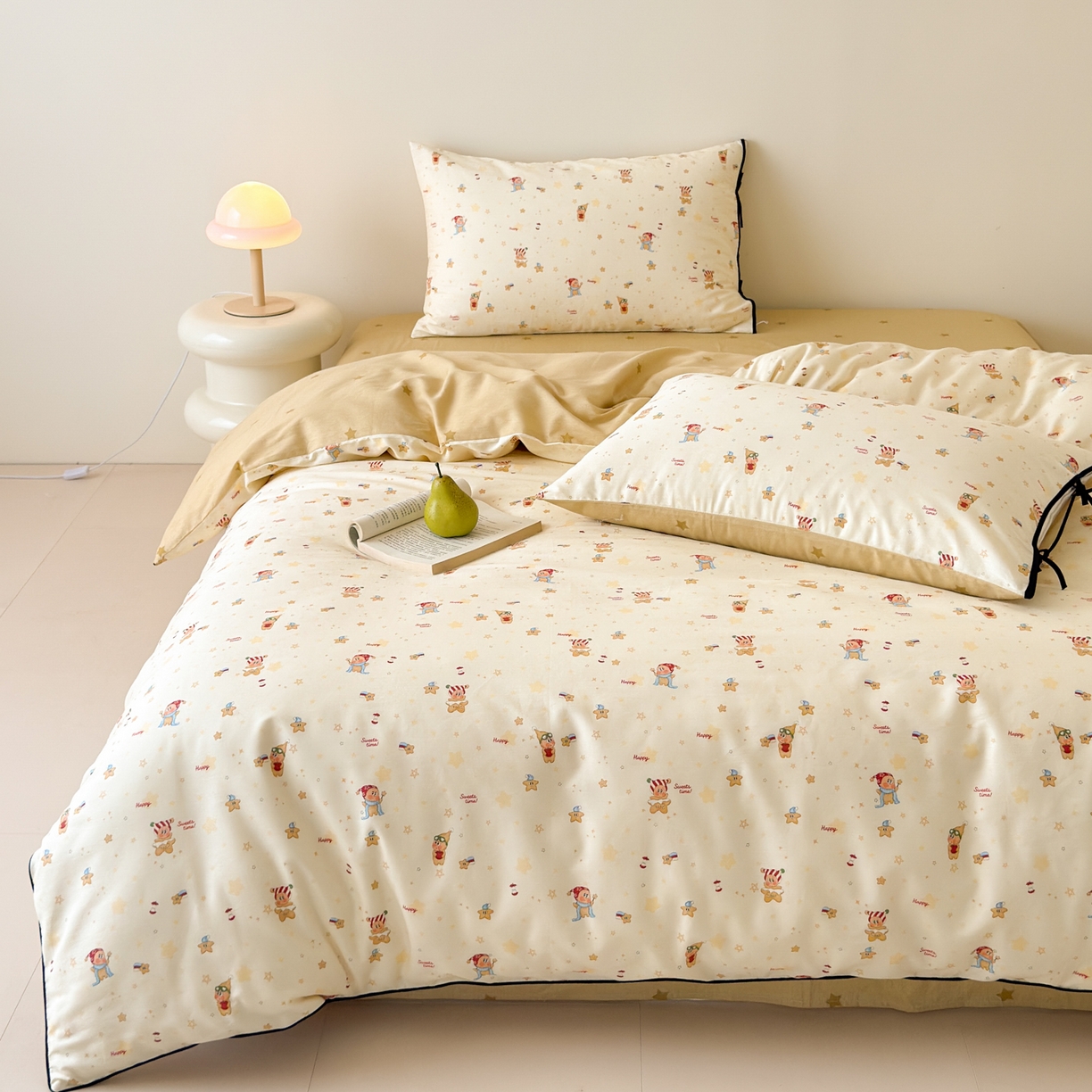 91家纺网 家纺一手货源 找家纺 乐童家纺 2026新款嵌绳蝴蝶结丝带工艺款小红色热推四件套 快乐小町