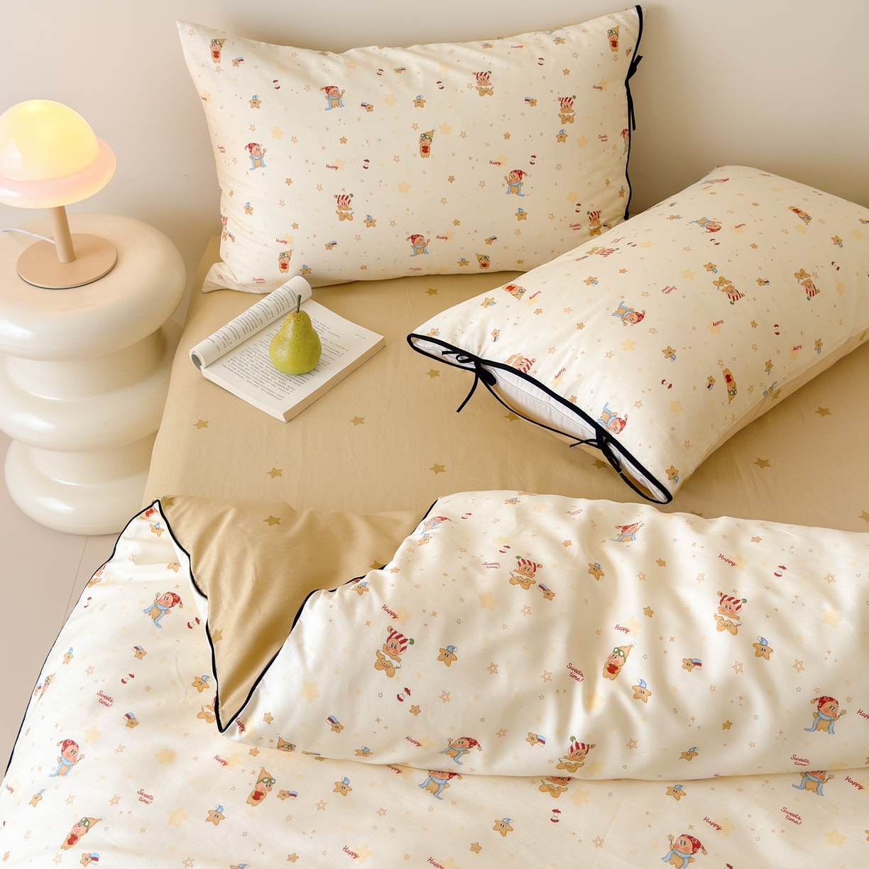 91家纺网 家纺一手货源 找家纺 乐童家纺 2026新款嵌绳蝴蝶结丝带工艺款小红色热推四件套 快乐小町