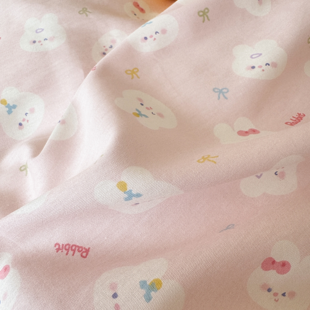 91家纺网 家纺一手货源 找家纺 乐童家纺 2026新款嵌绳蝴蝶结丝带工艺款小红色热推四件套 粉兔家族