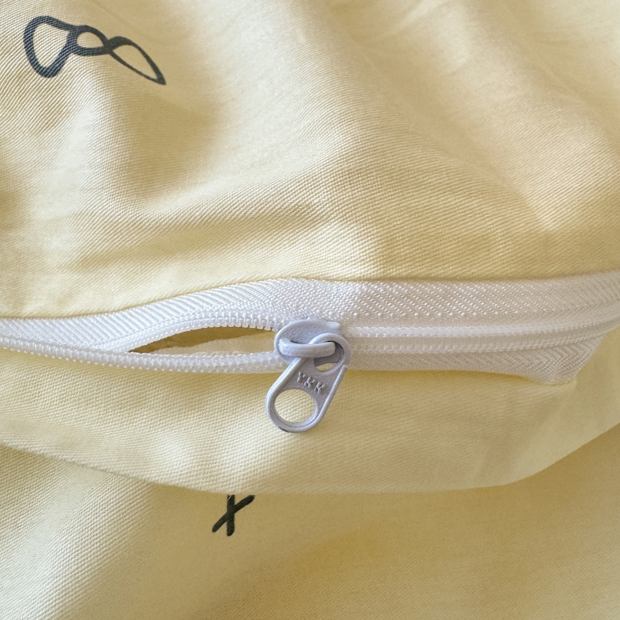 91家纺网 家纺一手货源 找家纺 乐童家纺 2026新款嵌绳蝴蝶结丝带工艺款小红色热推四件套 粉兔家族