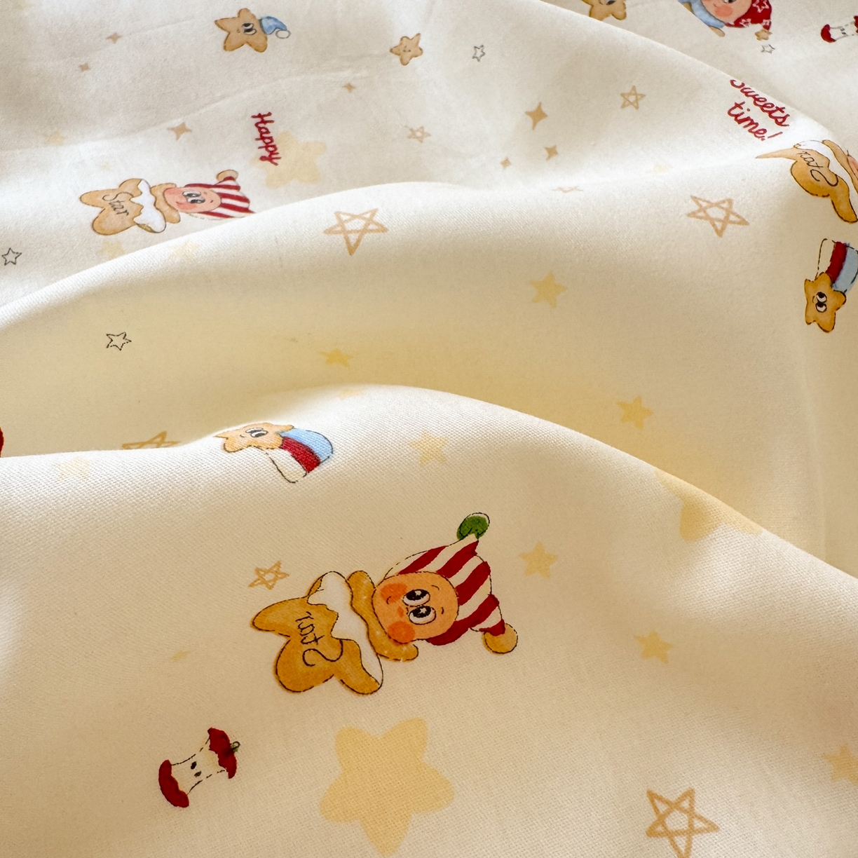 91家纺网 家纺一手货源 找家纺 乐童家纺 2026新款嵌绳蝴蝶结丝带工艺款小红色热推四件套 快乐小町