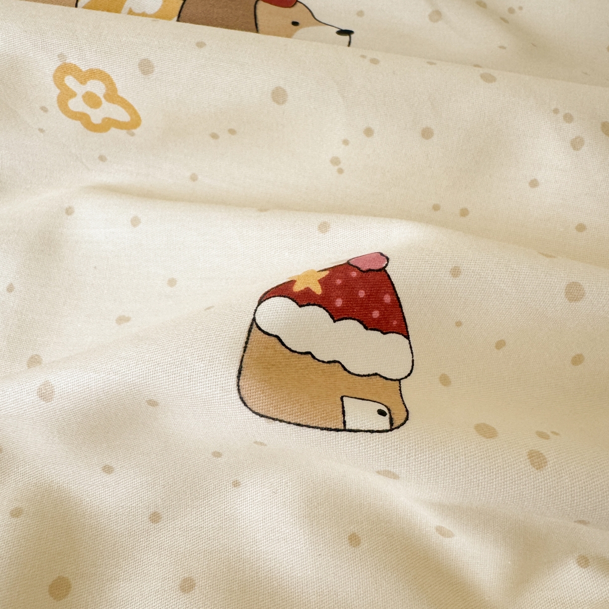 91家纺网 家纺一手货源 找家纺 乐童家纺 2026新款嵌绳蝴蝶结丝带工艺款小红色热推四件套 狗狗家族