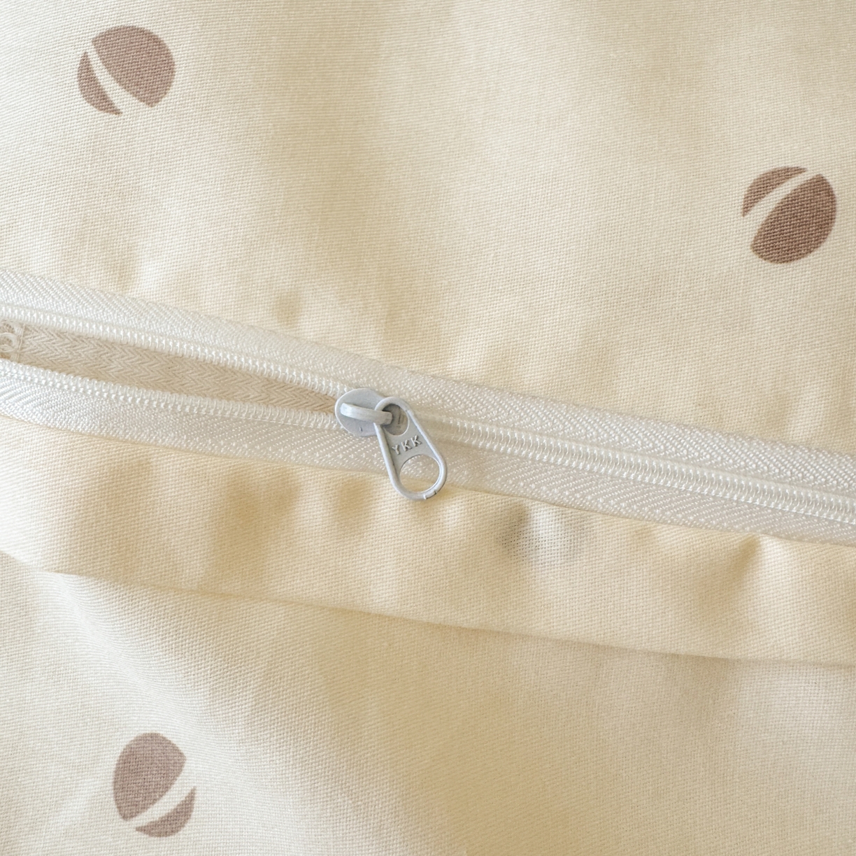 91家纺网 家纺一手货源 找家纺 乐童家纺 2026新款嵌绳蝴蝶结丝带工艺款小红色热推四件套 狗狗家族