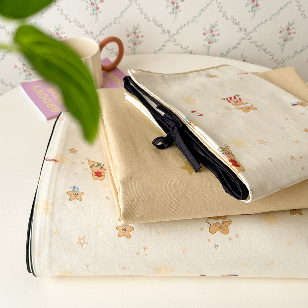 91家纺网 家纺一手货源 找家纺 乐童家纺 2026新款嵌绳蝴蝶结丝带工艺款小红色热推四件套 快乐小町