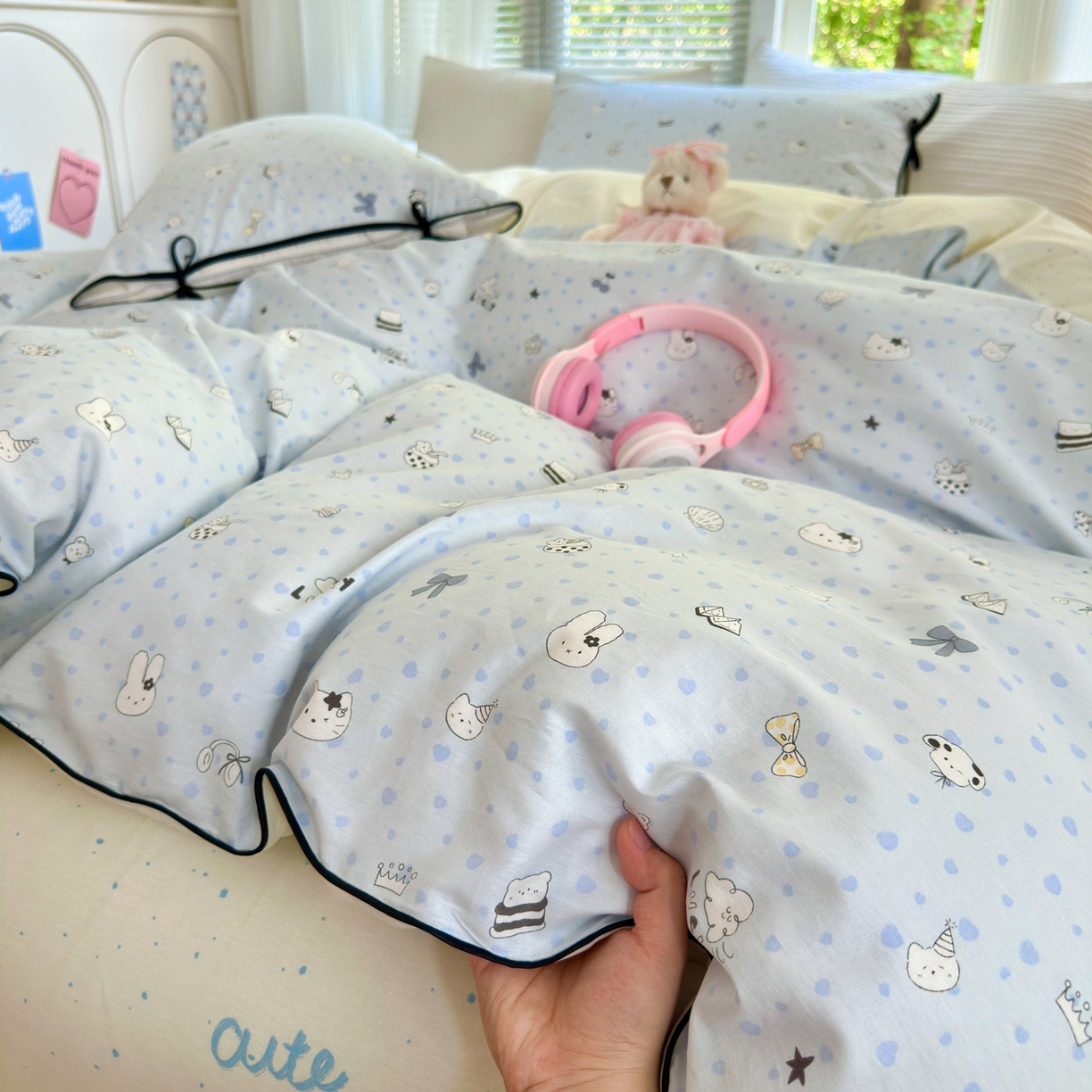 91家纺网 家纺一手货源 找家纺 乐童家纺 2026新款嵌绳蝴蝶结丝带工艺款小红色热推四件套 路灯影院