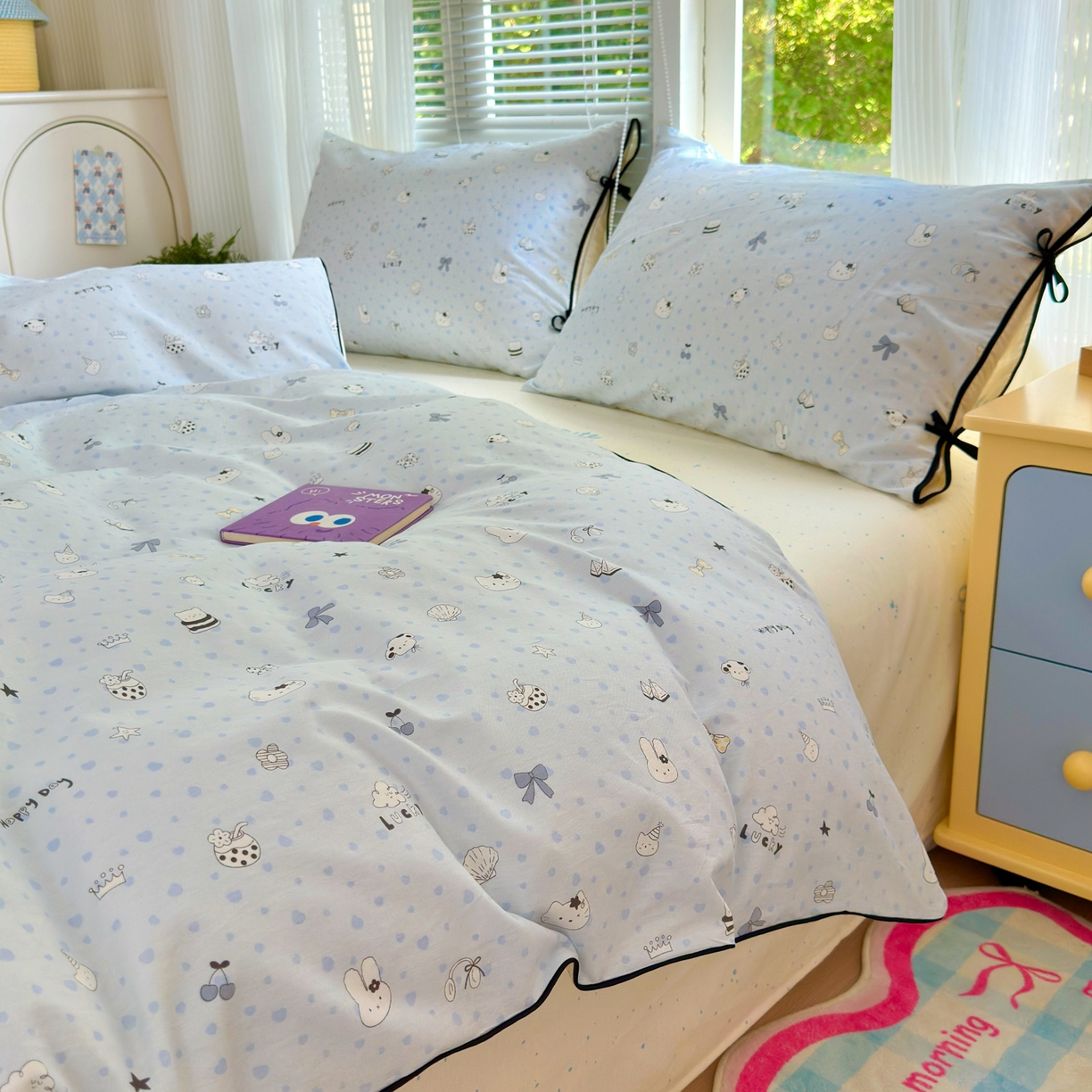 91家纺网 家纺一手货源 找家纺 乐童家纺 2026新款嵌绳蝴蝶结丝带工艺款小红色热推四件套 路灯影院