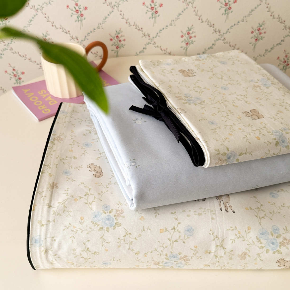 91家纺网 家纺一手货源 找家纺 乐童家纺 2026新款嵌绳蝴蝶结丝带工艺款小红色热推四件套 林间蜜语