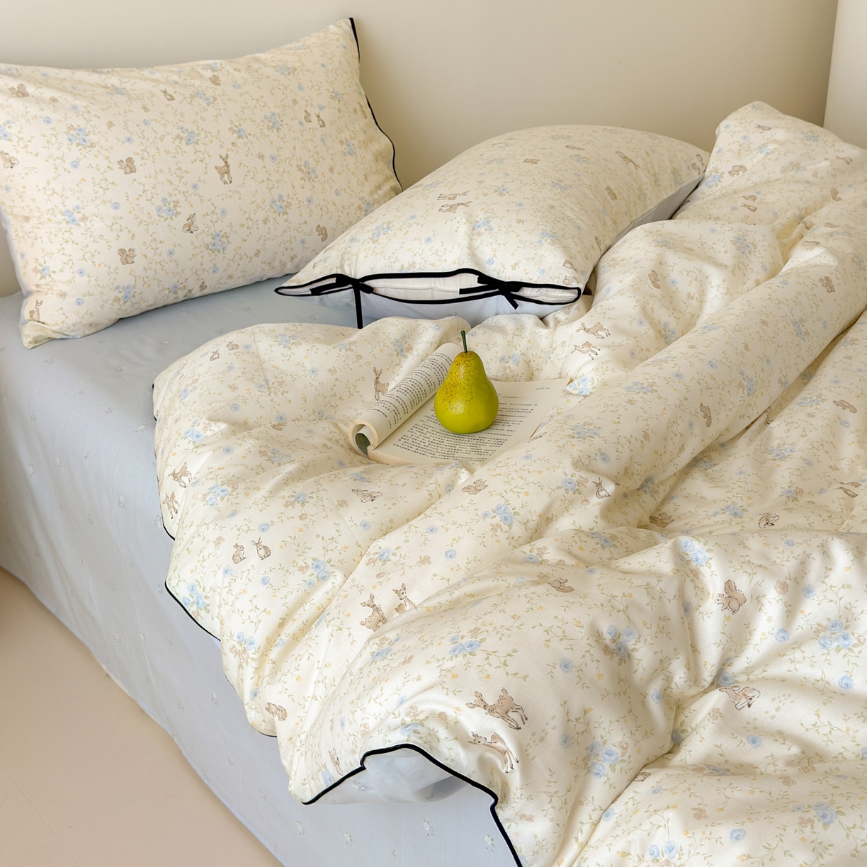 91家纺网 家纺一手货源 找家纺 乐童家纺 2026新款嵌绳蝴蝶结丝带工艺款小红色热推四件套 林间蜜语