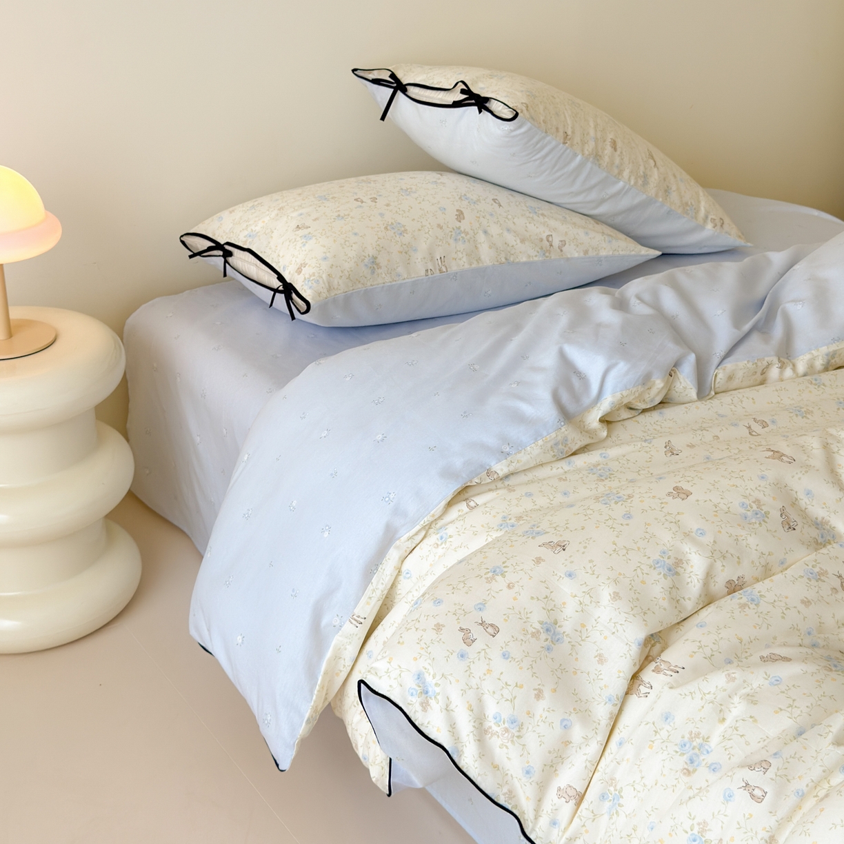 91家纺网 家纺一手货源 找家纺 乐童家纺 2026新款嵌绳蝴蝶结丝带工艺款小红色热推四件套 林间蜜语