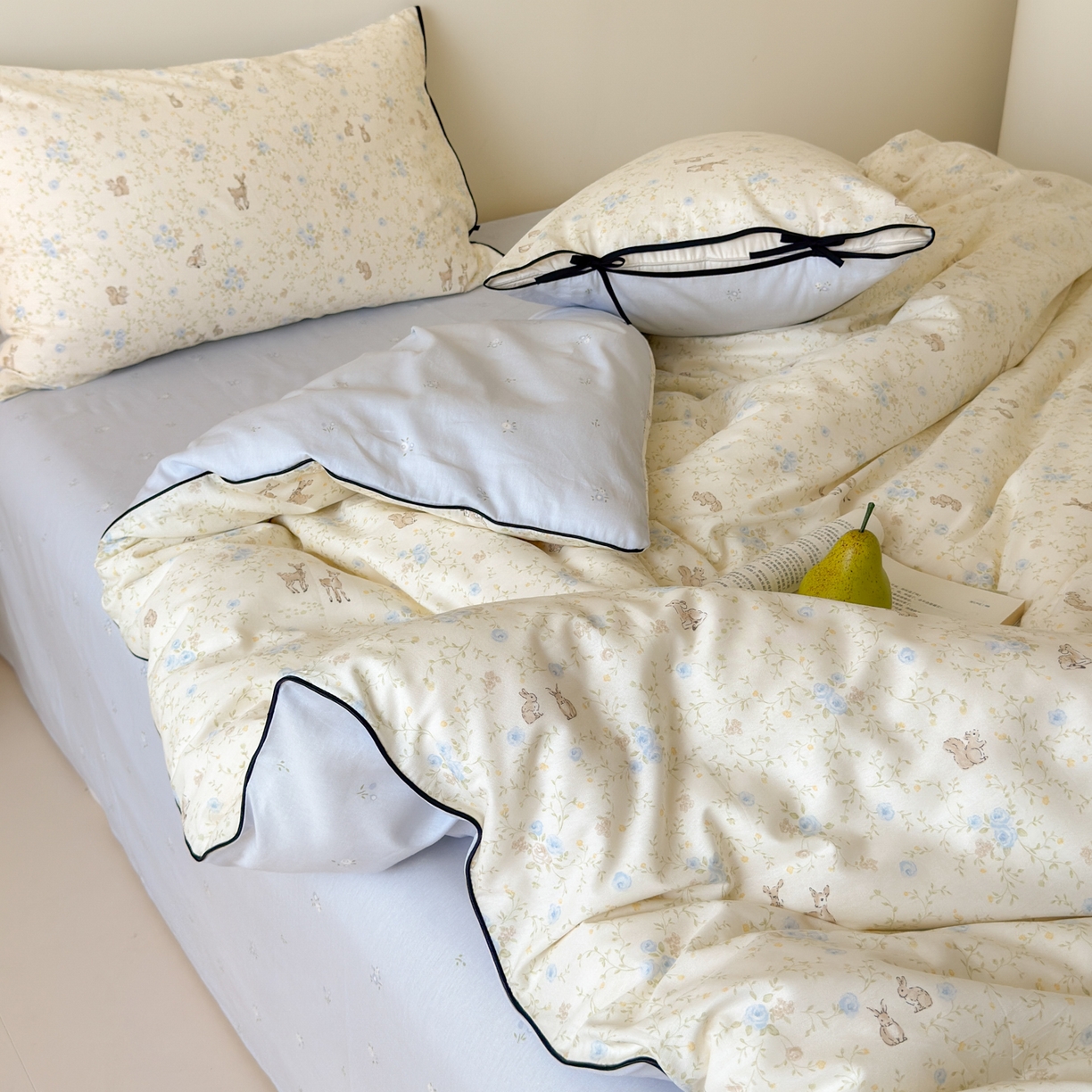 91家纺网 家纺一手货源 找家纺 乐童家纺 2026新款嵌绳蝴蝶结丝带工艺款小红色热推四件套 林间蜜语