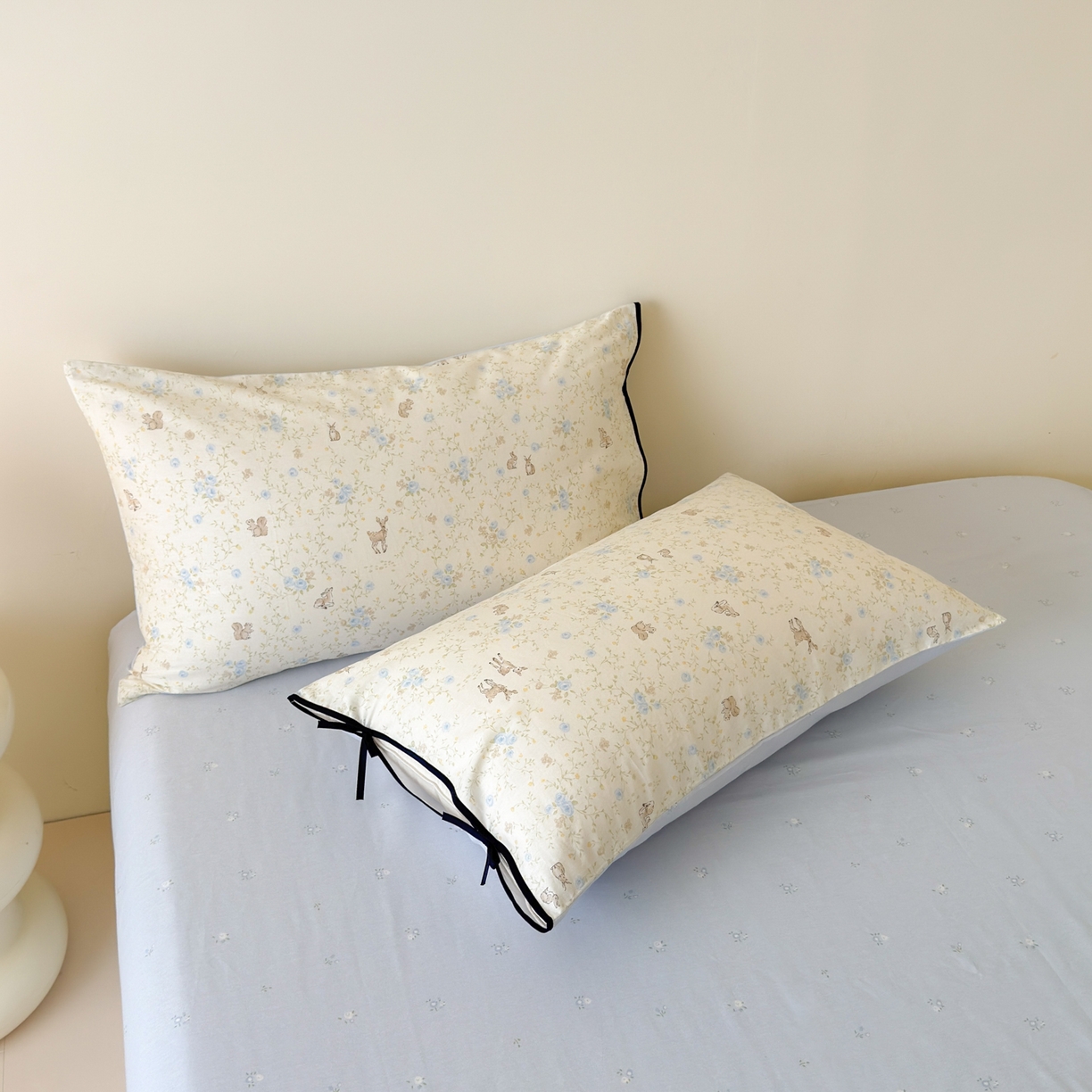 91家纺网 家纺一手货源 找家纺 乐童家纺 2026新款嵌绳蝴蝶结丝带工艺款小红色热推四件套 林间蜜语