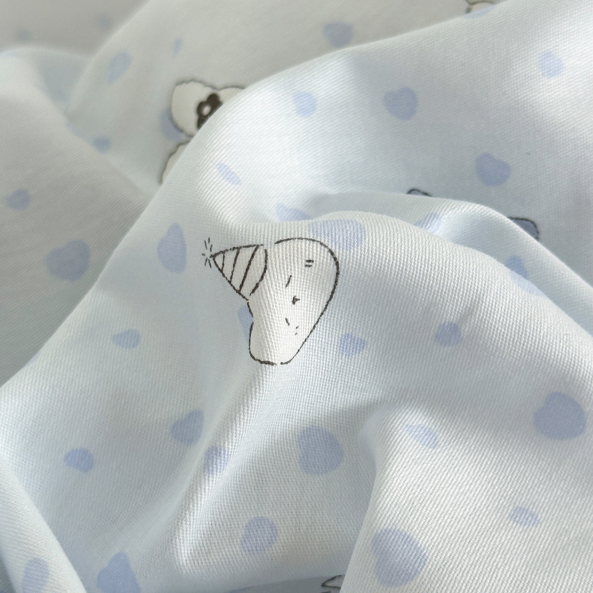 91家纺网 家纺一手货源 找家纺 乐童家纺 2026新款嵌绳蝴蝶结丝带工艺款小红色热推四件套 路灯影院