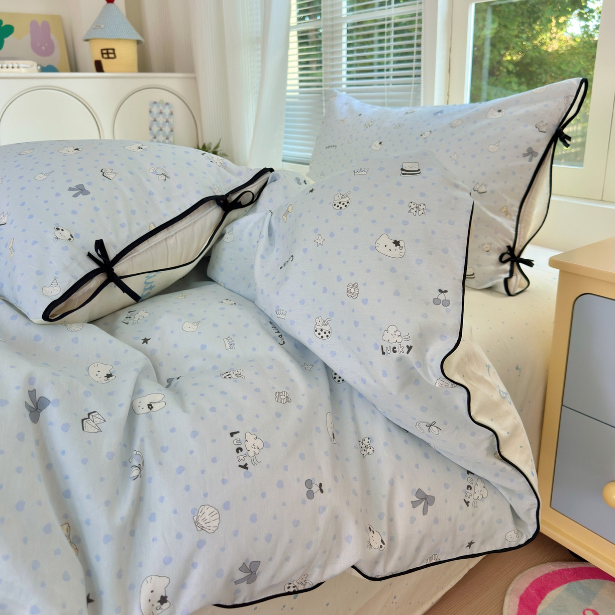 91家纺网 家纺一手货源 找家纺 乐童家纺 2026新款嵌绳蝴蝶结丝带工艺款小红色热推四件套 路灯影院