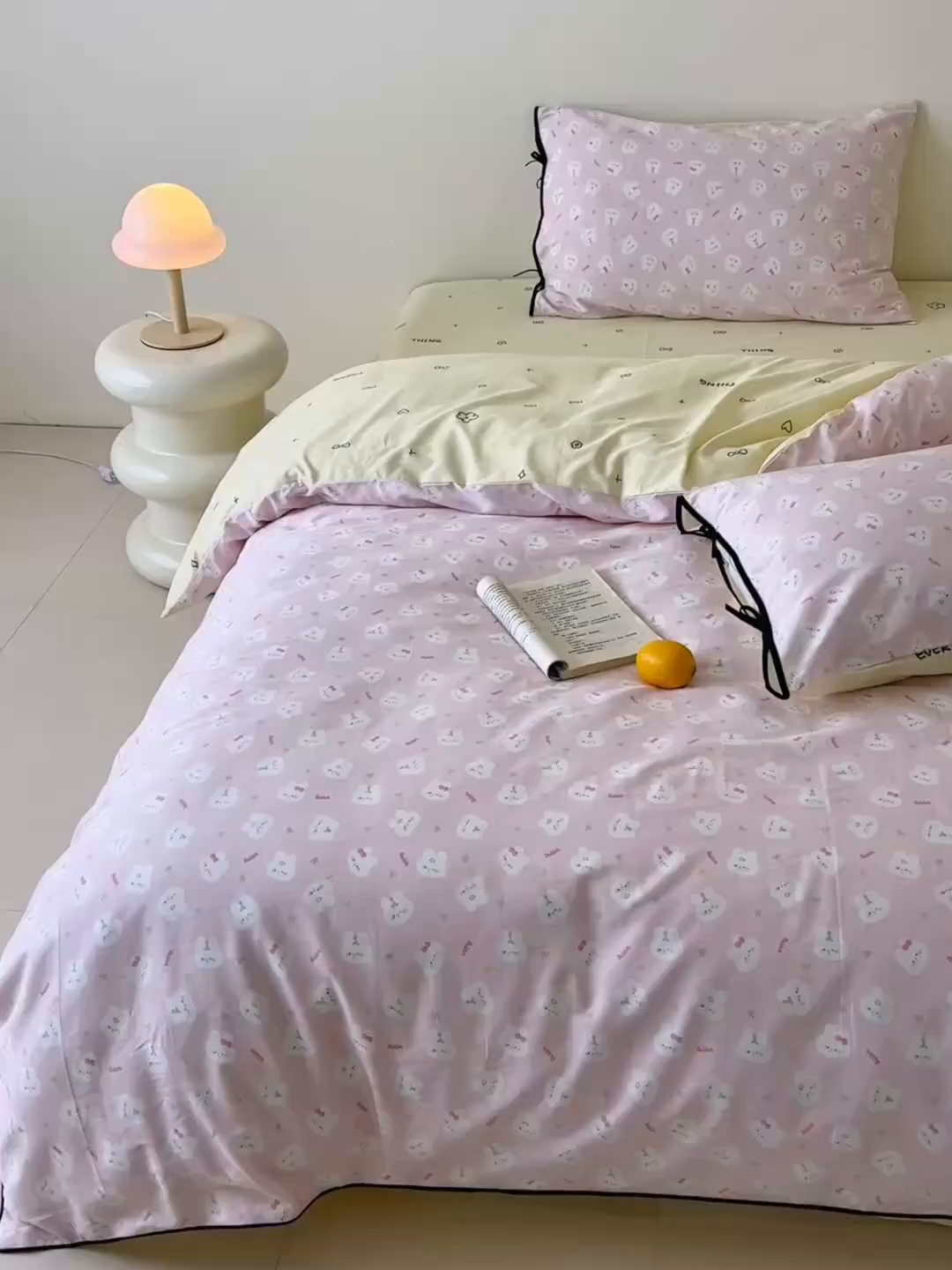 91家纺网 家纺一手货源 找家纺 乐童家纺 2026新款嵌绳蝴蝶结丝带工艺款小红色热推四件套 粉兔家族