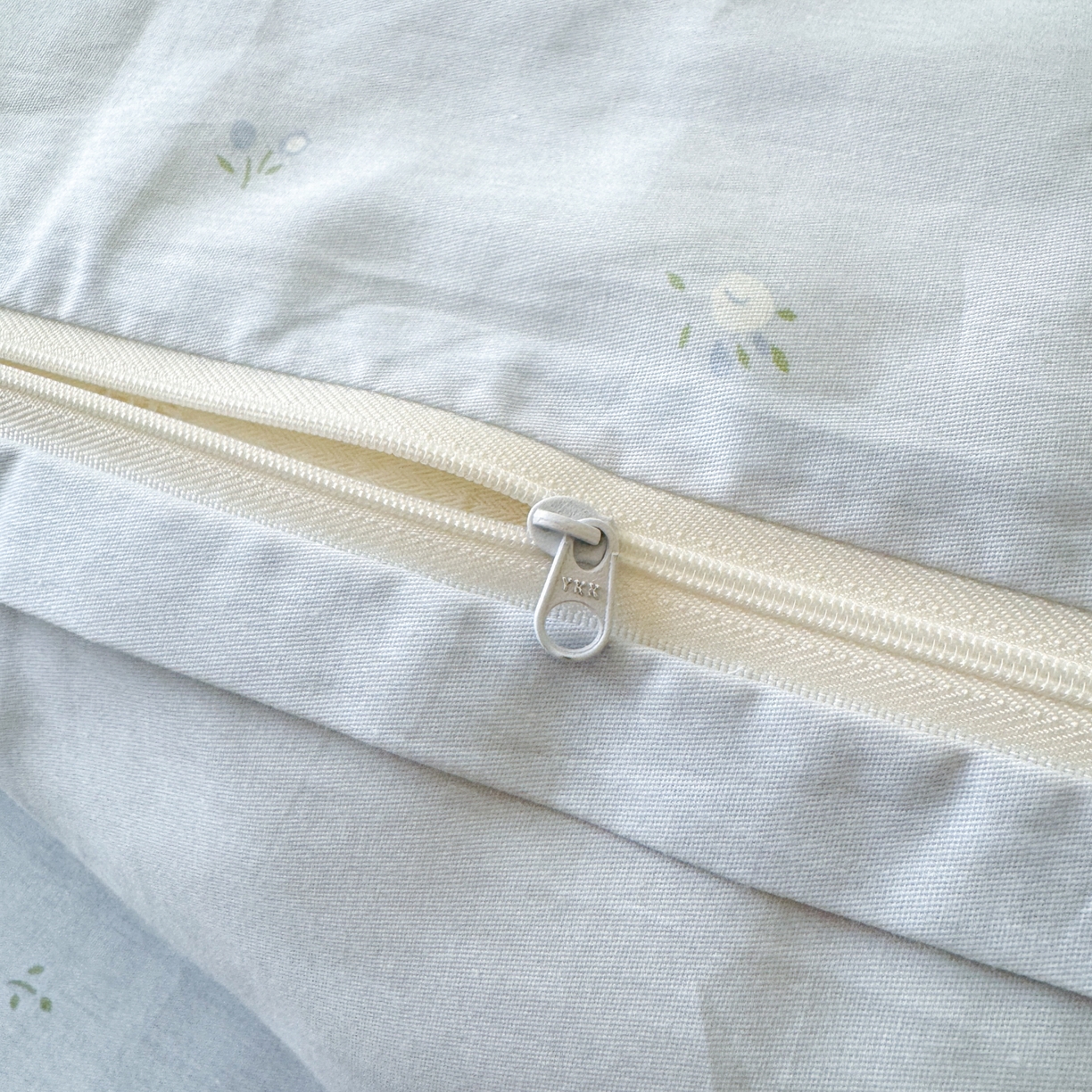 91家纺网 家纺一手货源 找家纺 乐童家纺 2026新款嵌绳蝴蝶结丝带工艺款小红色热推四件套 林间蜜语