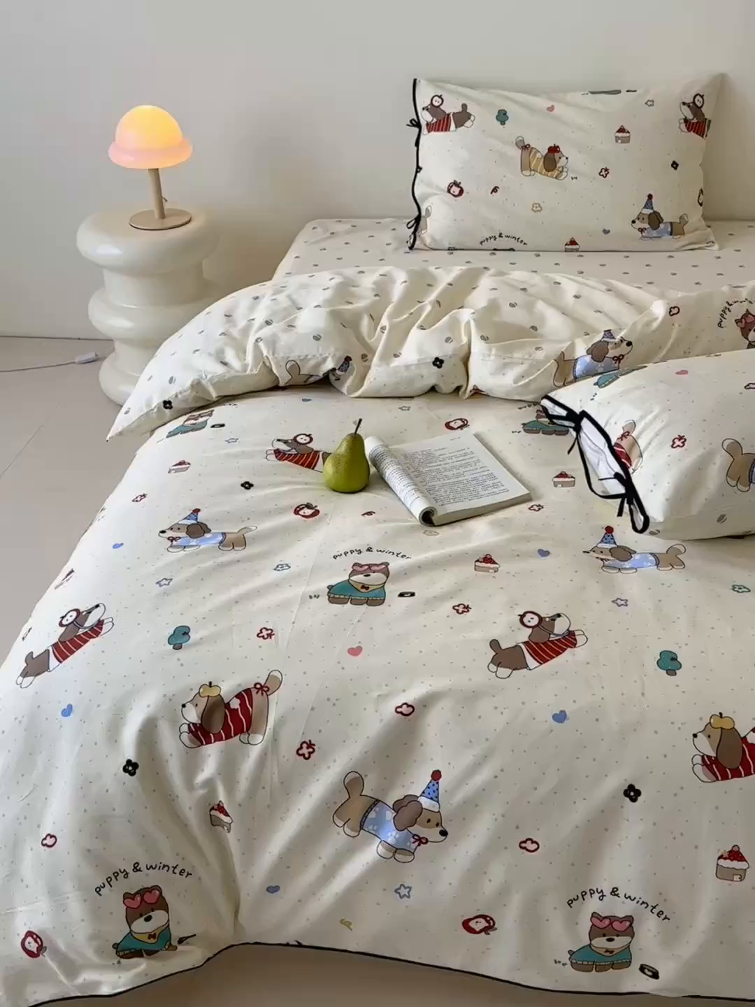 91家纺网 家纺一手货源 找家纺 乐童家纺 2026新款嵌绳蝴蝶结丝带工艺款小红色热推四件套 狗狗家族