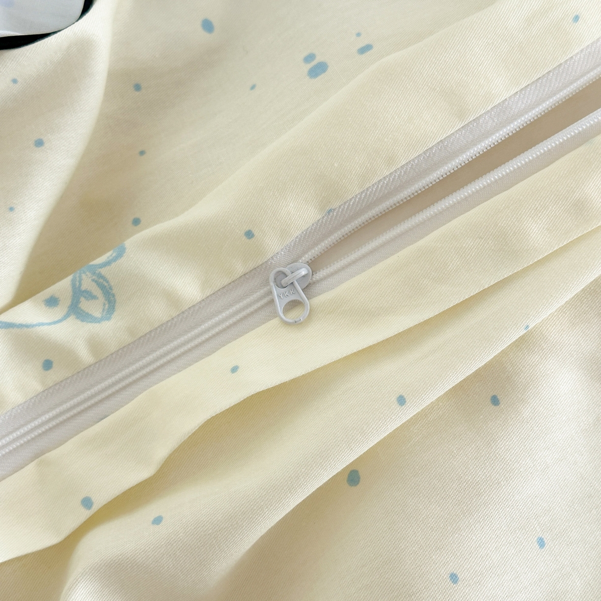 91家纺网 家纺一手货源 找家纺 乐童家纺 2026新款嵌绳蝴蝶结丝带工艺款小红色热推四件套 路灯影院