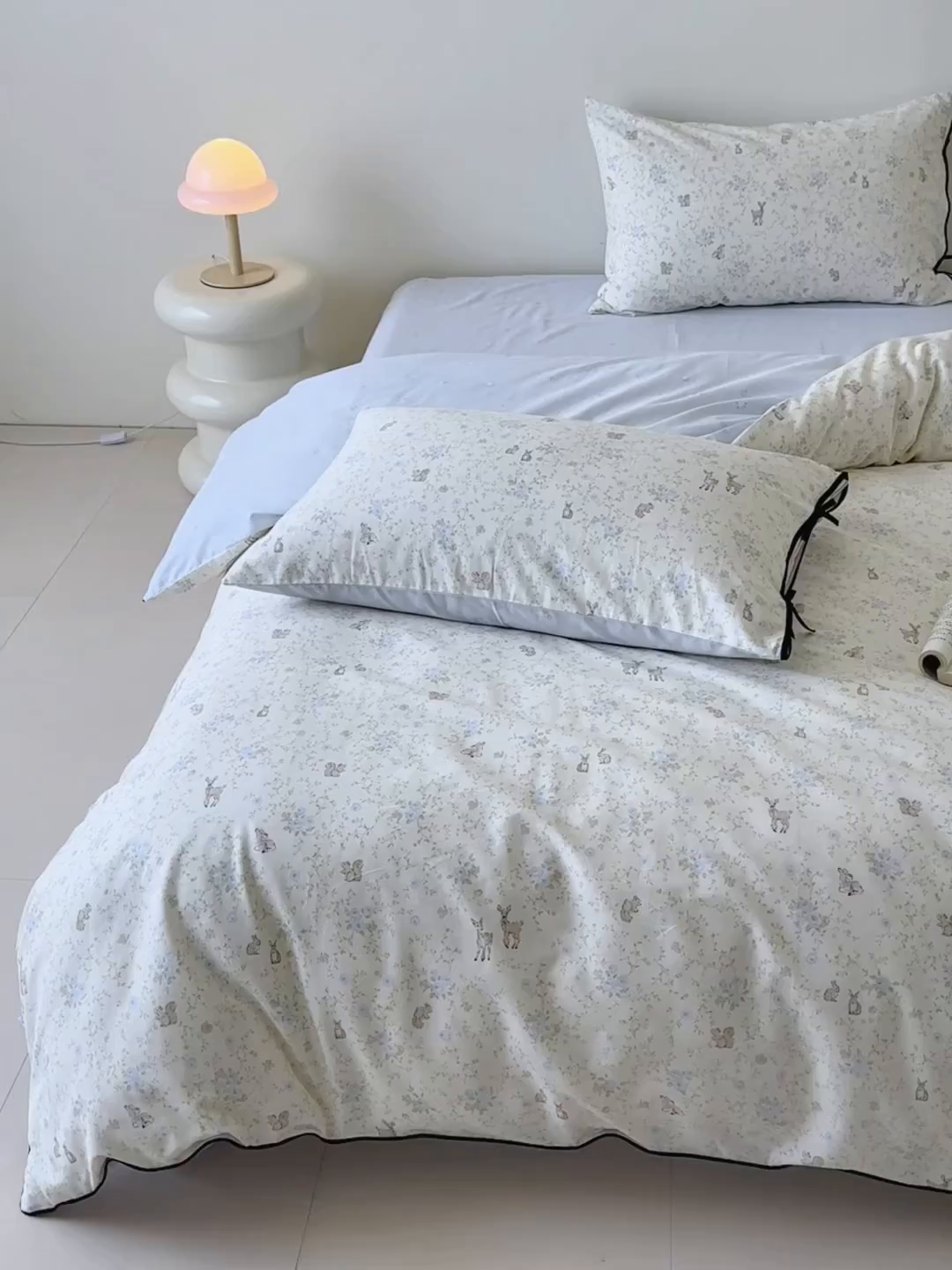 91家纺网 家纺一手货源 找家纺 乐童家纺 2026新款嵌绳蝴蝶结丝带工艺款小红色热推四件套 林间蜜语