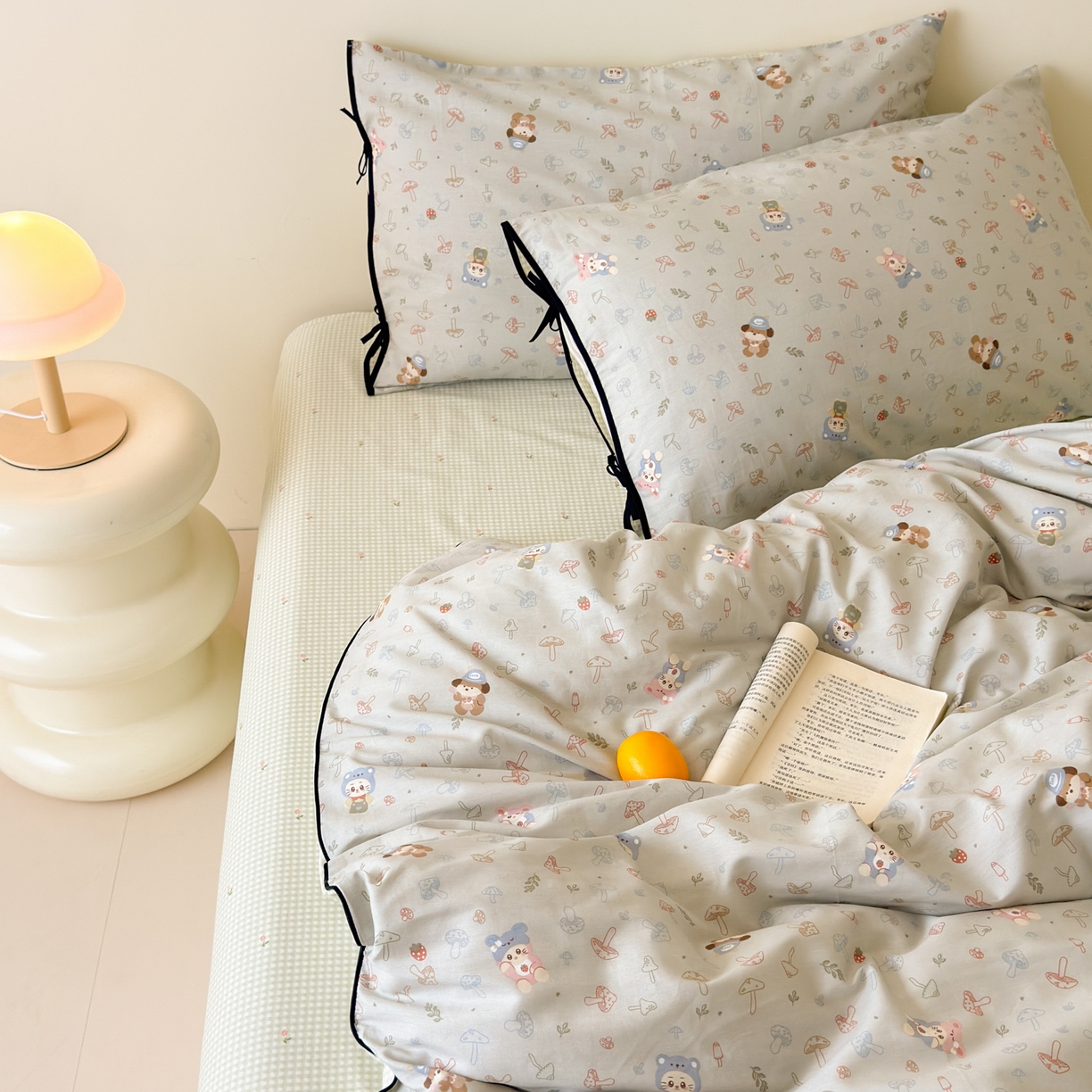 91家纺网 家纺一手货源 找家纺 乐童家纺 2026新款嵌绳蝴蝶结丝带工艺款小红色热推四件套 熊仔蘑菇